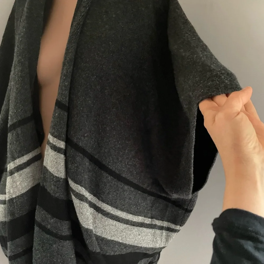 ❄️ Wool scarf shawl wrap cape jacket cardigan GAP fringe poncho scarf sweater - Picture 6 of 12